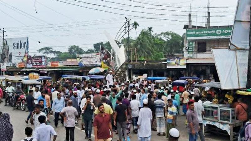 ভোলায় স্থায়ী বেড়িবাঁধ নির্মাণের দাবিতে পাউবো কার্যালয় ঘেরাও