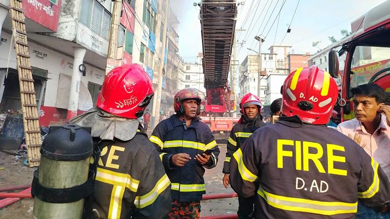 গাজীপুরে পোশাক কারখানায় অগ্নিকাণ্ড, ধোঁয়ায় অসুস্থ ৭০ জনকে উদ্ধার