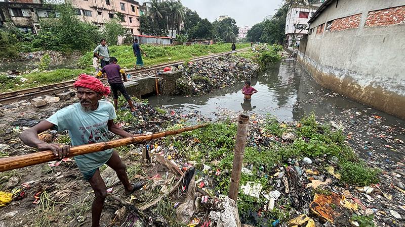 খালে আটকে থাকছে বর্জ্য, হাজার কোটি টাকার প্রকল্পেও কমছে না জলাবদ্ধতা