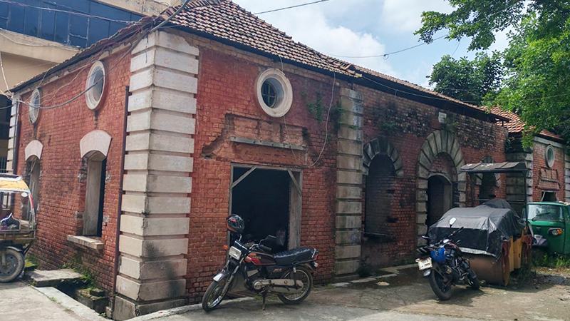 সংস্কারের অভাবে হারিয়ে যেতে বসা এক নগর ঐতিহ্য