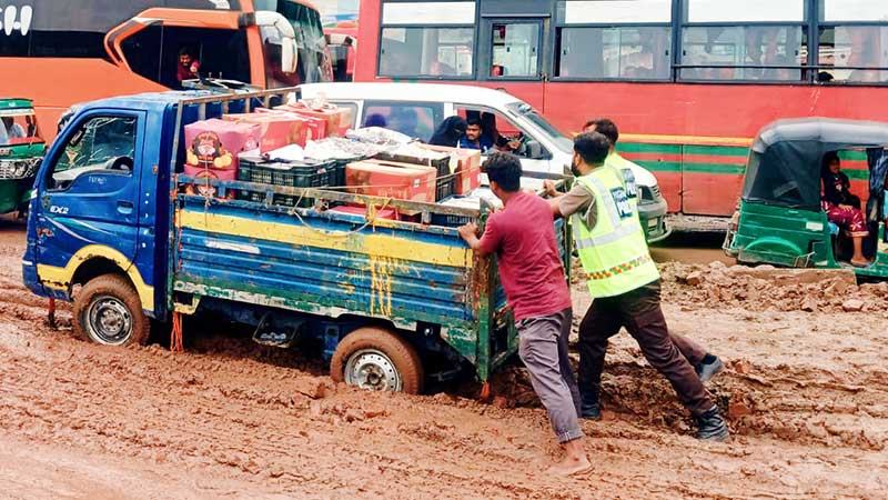 জোড়াতালির সংস্কারে বাড়ছে ভোগান্তি