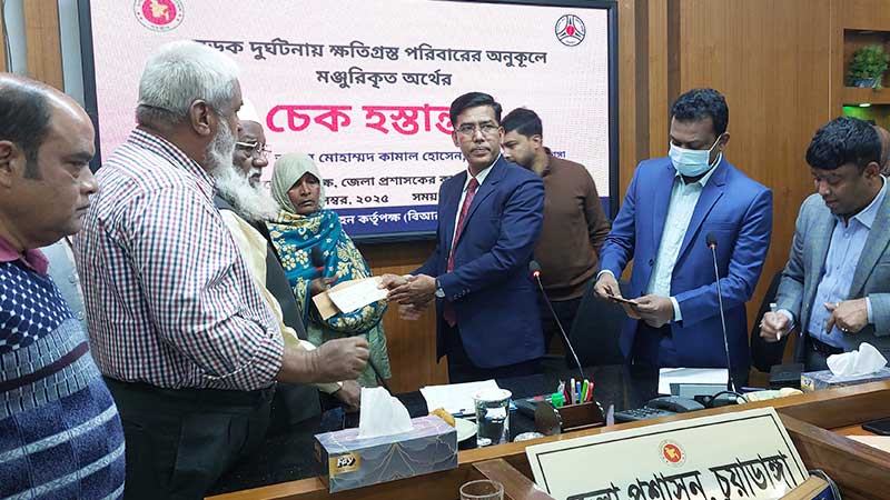 সড়ক দুর্ঘটনায় ক্ষতিগ্রস্ত ১৪ পরিবারকে চেক হস্তান্তর