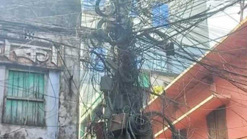 চাঁদপুরে দুর্ঘটনার ঝুঁকি বাড়াচ্ছে হেলে পড়া বৈদ্যুতিক খুঁটি