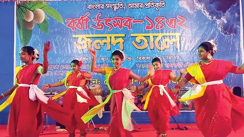 রাজবাড়ীর পদ্মাপাড়ে জমকালো বর্ষাবরণ