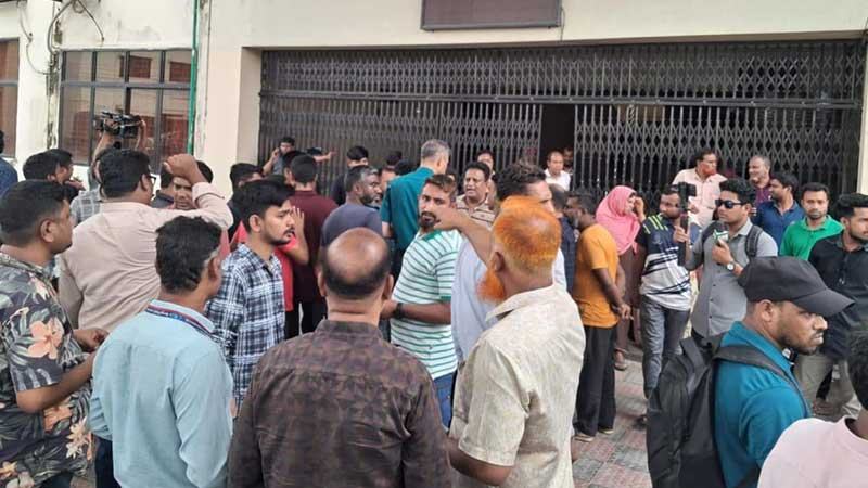 রসিকে হোল্ডিং ট্যাক্স ছাড়া সেবা না দেয়ায় বিক্ষোভ