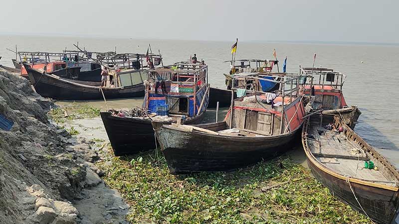 ভারতীয় জেলেদের মাছ আহরণ নিয়ে দুশ্চিন্তায় উপকূলের মৎস্যজীবীরা