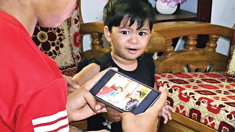 অবুঝ সন্তানদের চোখ খুঁজছে বাবাকে