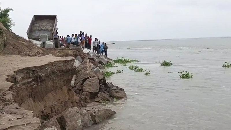 কাজ শেষ হওয়ার আগেই যমুনা তীর রক্ষা প্রকল্পের সিসি ব্লকে ধস
