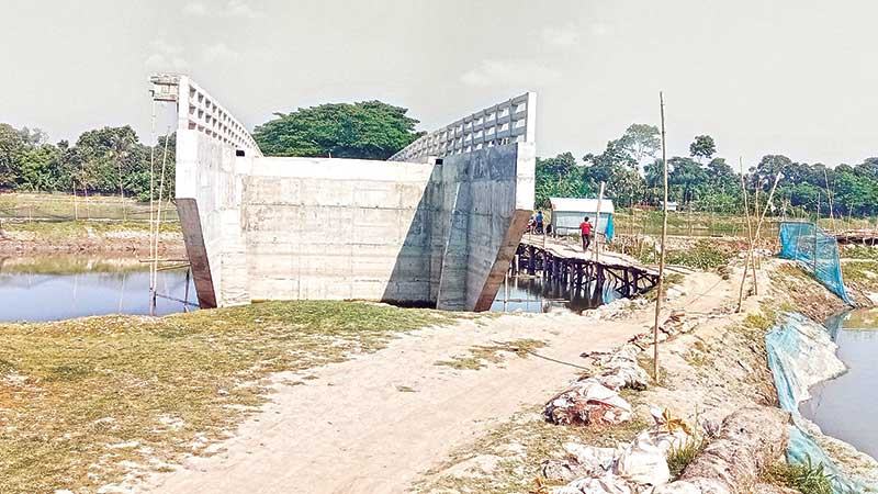 যশোরের ঝাঁপা বাঁওড়ে সেতু নির্মাণের সাত মাসেও তৈরি হয়নি সংযোগ সড়ক