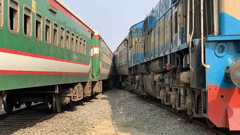 রাজশাহীতে দুই ট্রেনের সংঘর্ষে উল্টে গেছে ধূমকেতুর কোচ