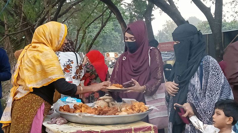 পাখি-প্রজাপতি মেলা আর শীতের পিঠা উৎসবে মুখর জাবি ক্যাম্পাস