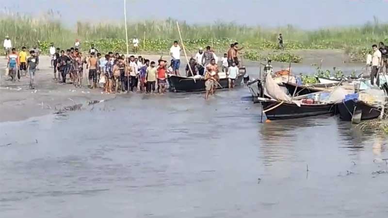 পদ্মায় মা ইলিশ রক্ষার অভিযানে হামলা