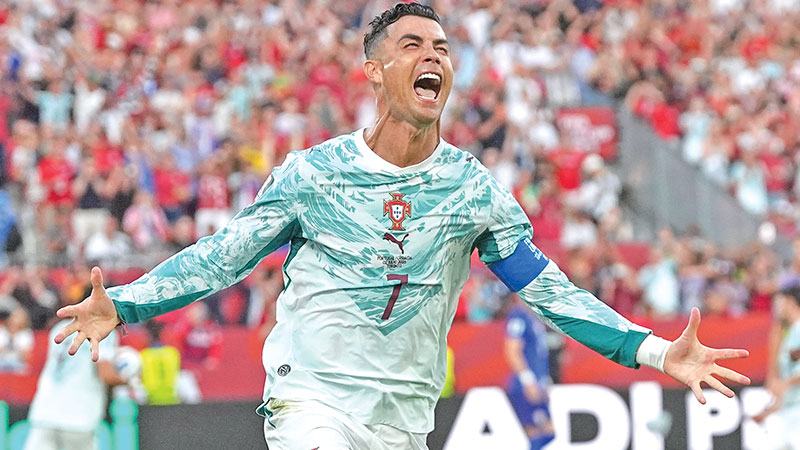 রঙ বদলানো রুদ্ধশ্বাস লড়াইয়ে শেষ ষোলোয় রোনালদোর পর্তুগাল