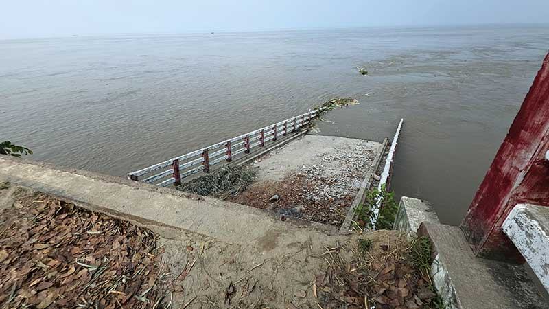 ফরিদপুরে পদ্মায় ভেসে গেল পাঁচ বছর আগে নির্মিত সেতু