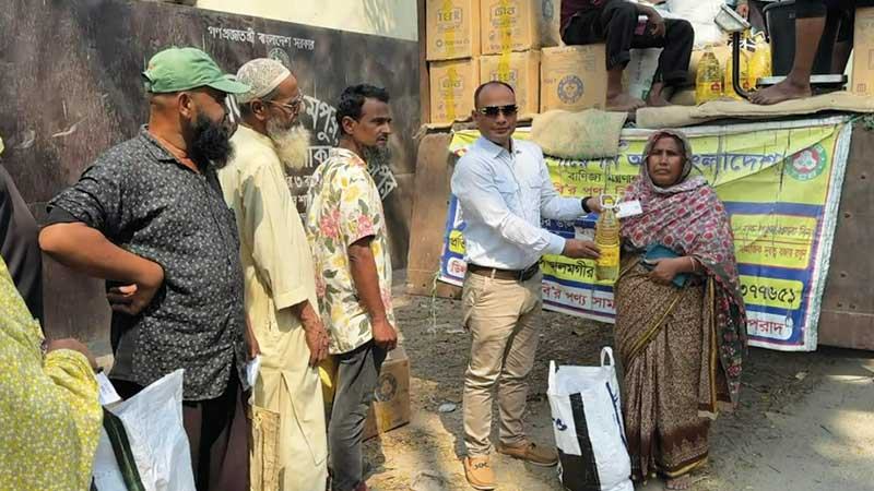 হিলিতে স্মার্ট ফ্যামিলি কার্ডে টিসিবির পণ্য বিক্রি