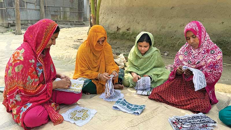 নওগাঁয় টুপি বুনন শিল্পে নারীর অংশগ্রহণ বাড়ছে