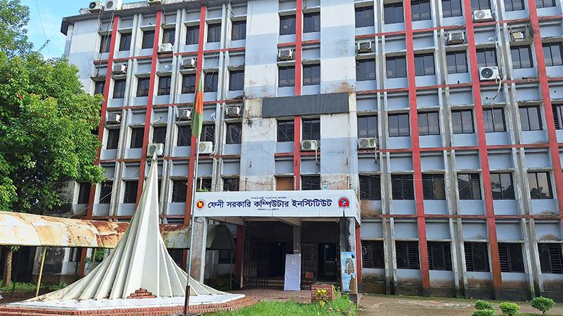 ফেনীতে দেশের একমাত্র কম্পিউটার ইনস্টিটিউটে ১২শ শিক্ষার্থীর জন্য ১৮ শিক্ষক