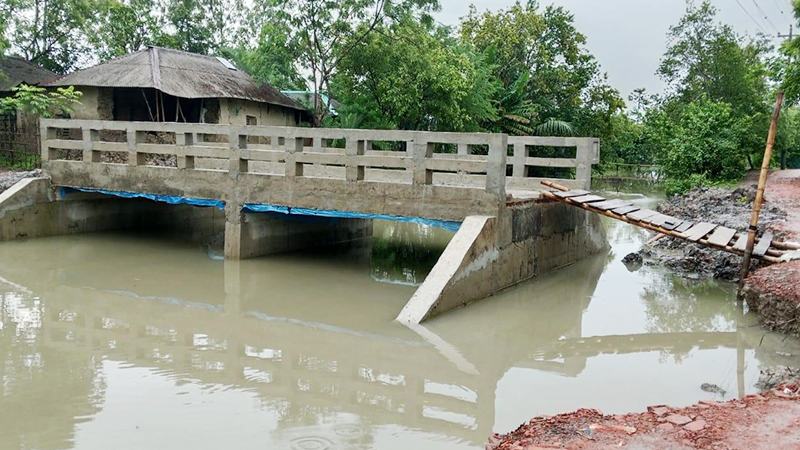 সেতু আছে, নেই সংযোগ সড়ক