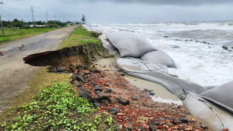 সাগরের ঢেউয়ে ফের ভাঙছে মেরিন ড্রাইভ সড়ক