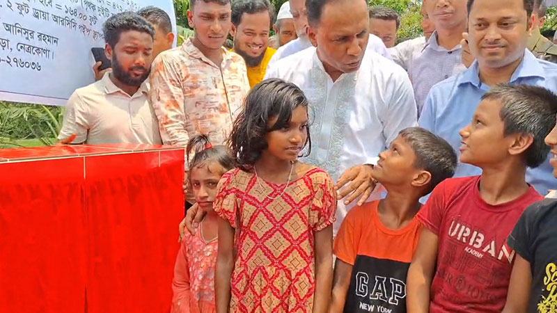 শিশুদের সঙ্গে নিয়ে প্রকল্প উদ্বোধন করলেন ডেপুটি স্পিকার