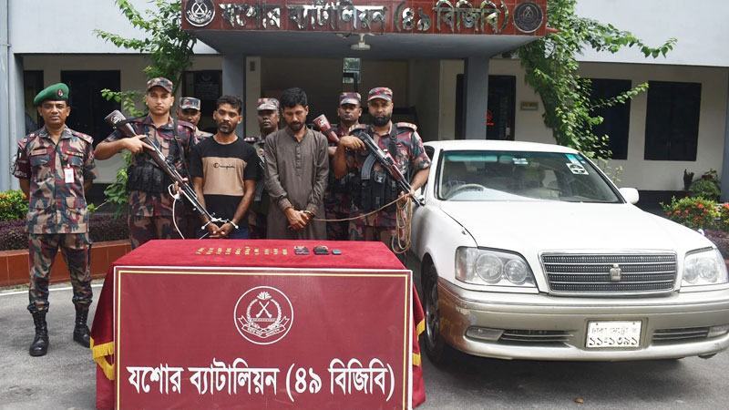 যশোরে ৭ কোটি টাকার স্বর্ণসহ দুই পাচারকারী আটক