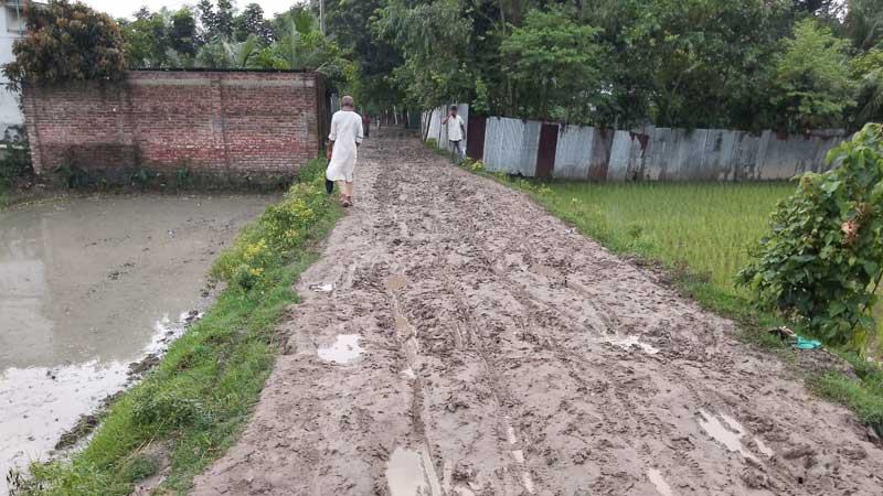 গাইবান্ধায় বেহাল সড়কে দুর্ভোগ তিন গ্রামের মানুষের