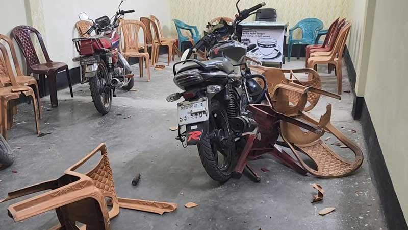 ঝিনাইদহে স্বতন্ত্র প্রার্থীর অফিসে হামলা ভাংচুর, আহত ৬