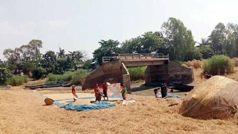 সড়ক নেই, বর্ষায় নৌযান চলাচলে বাধা