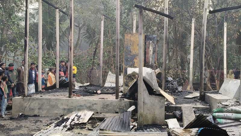 লক্ষ্মীপুরে তালা লাগিয়ে বিএনপি নেতার ঘরে আগুন দেয়ার অভিযোগ, শিশুর মৃত্যু