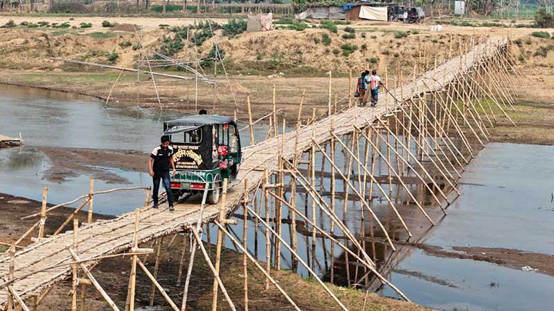 সেতুর অভাবে বর্ষাকালে ঘুরতে হয় ২০ কিলোমিটার