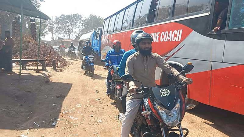 দৌলতদিয়া ফেরিঘাটে যাত্রীদের ভিড়