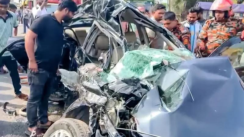 উল্টো পথে প্রাইভেট কার বাসের সঙ্গে সংঘর্ষে নিহত ৪