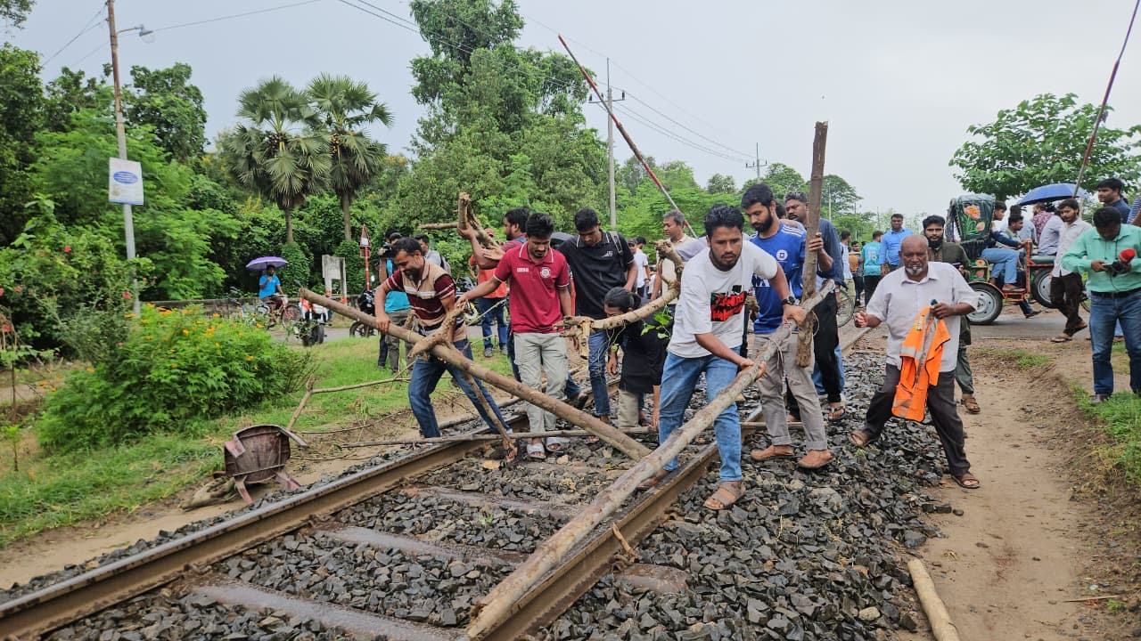 ৮ ঘণ্টা পর রাজশাহীর সঙ্গে রেল যোগাযোগ  স্বাভাবিক