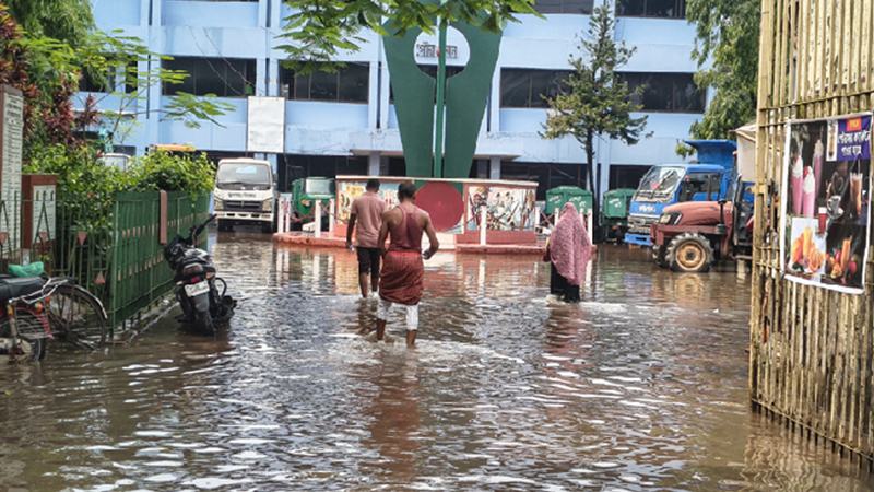 বৃষ্টি হলেই ডুবে যায় সড়ক