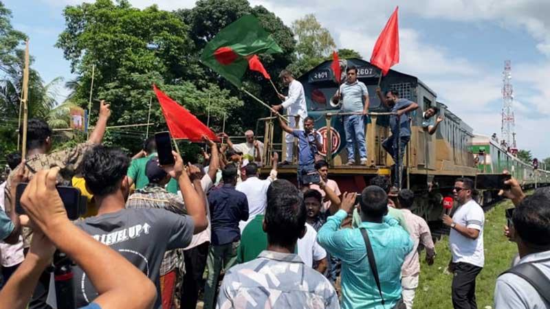 মৌলভীবাজারে রেলপথ সংস্কারসহ আট দাবিতে ট্রেন অবরোধ