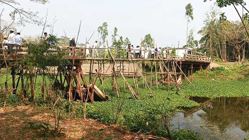 লক্ষ্মীপুরে ভাঙা সেতুতে ঝুঁকিপূর্ণ সাঁকো, ভোগান্তি সাত গ্রামের মানুষের