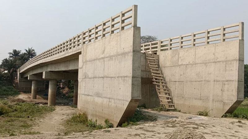 মই দিয়ে উঠতে হয় ৬ কোটি টাকার সেতুতে