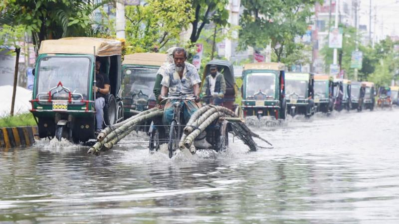 সমন্বিত পরিকল্পনার অভাবে সামান্য বৃষ্টিতেই সড়কে জলাবদ্ধতা