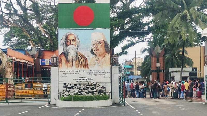 বেনাপোল বন্দর দিয়ে যাত্রী কমেছে অর্ধেকের বেশি