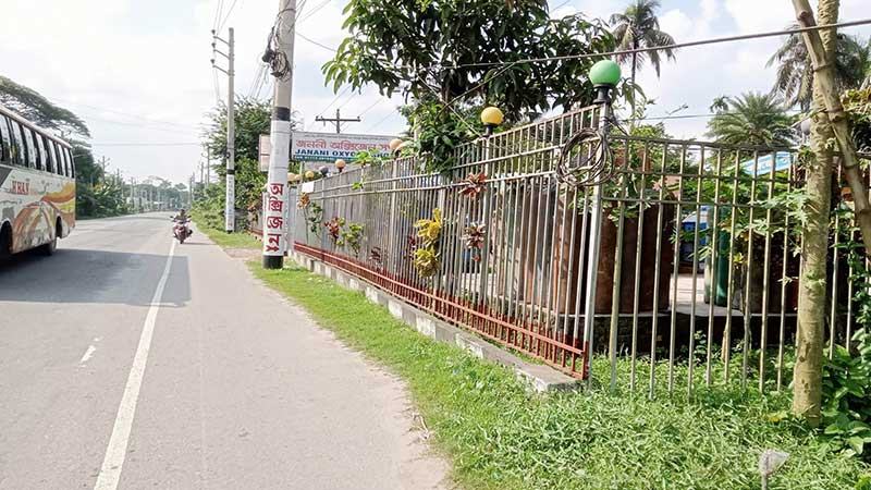 বরিশালে মহাসড়কঘেঁষে দেয়াল নির্মাণ, কার্যকর উদ্যোগ নেই কর্তৃপক্ষের