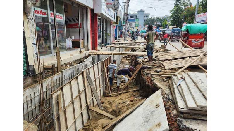 উচ্চতা বাড়িয়ে সড়ক ও ড্রেন নির্মাণ, দিনাজপুর শহরে জলাবদ্ধতার আশঙ্কা
