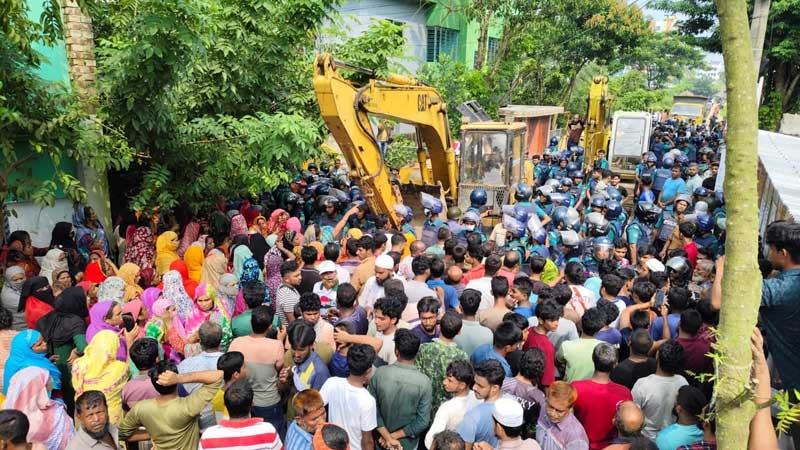 খুলনায় উচ্ছেদ অভিযানে বাধা, সংঘর্ষে আহত ৩৫