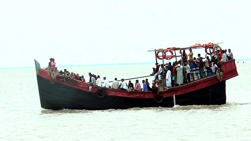 জীবনের ঝুঁকি নিয়ে উত্তাল মেঘনা পাড়ি দিচ্ছে যাত্রীরা