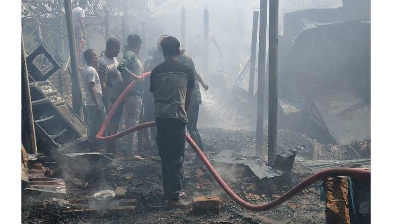 বগুড়ায় আগুনে পুড়ল ঘরবাড়ি
