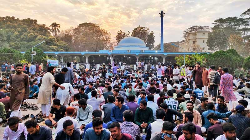 ১৮ হাজার শিক্ষার্থী নিয়ে রাকসুর গণ-ইফতার