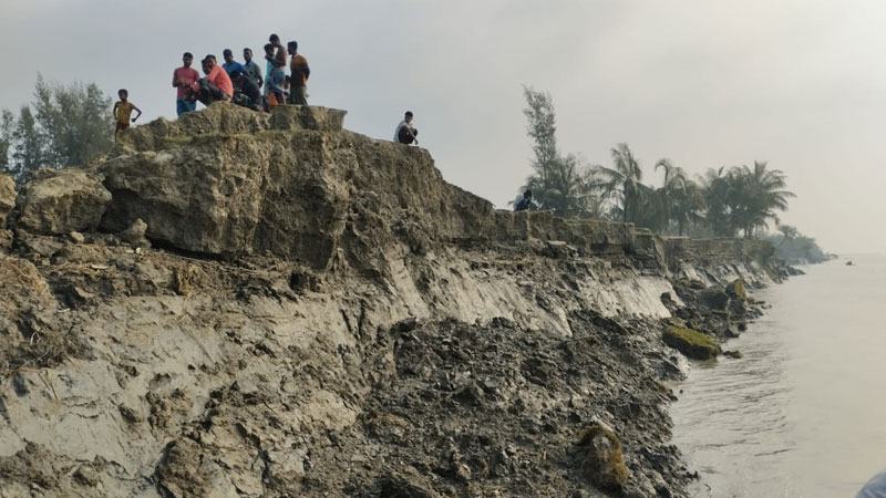 ভূমি গঠনের চেয়ে বেশি ভাঙছে উড়িরচর