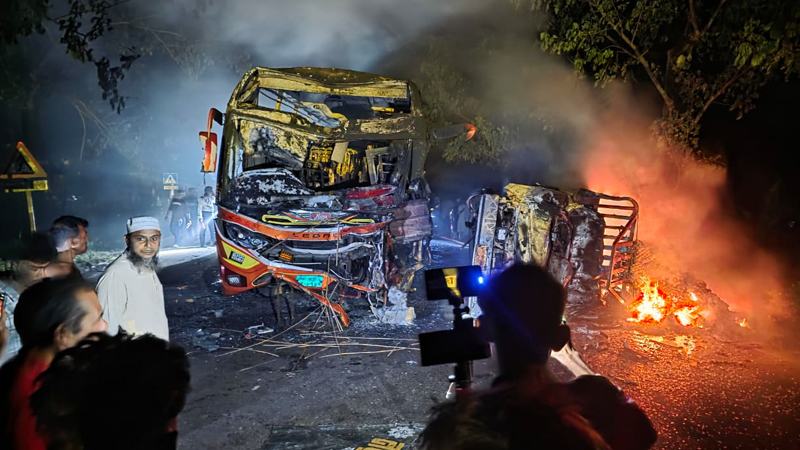 ফরিদপুরে ডিমবাহী ট্রাক উল্টে সড়কে, বাসচাপায় নিহত ৫