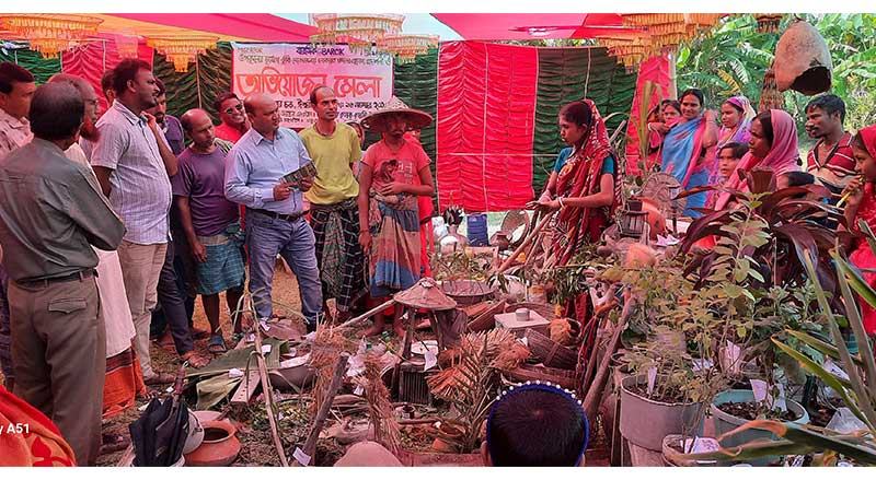 সাতক্ষীরায় অভিযোজন মেলায় লোকায়ত জ্ঞান প্রদর্শন