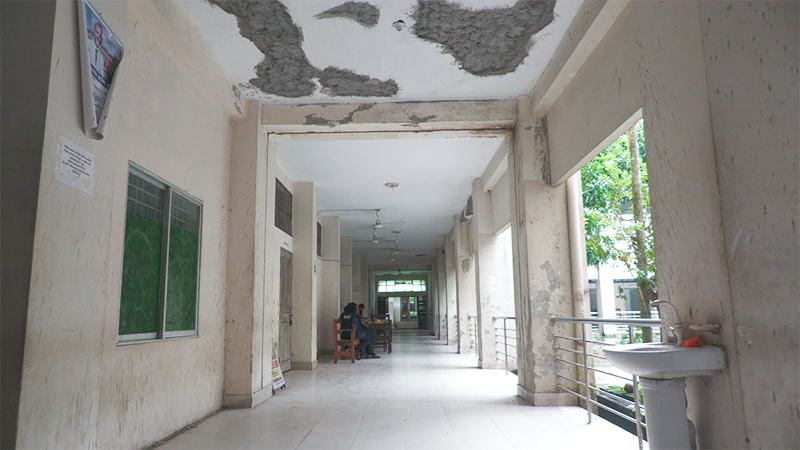ঝুঁকি নিয়ে চলে বাগেরহাট আদালতের কার্যক্রম