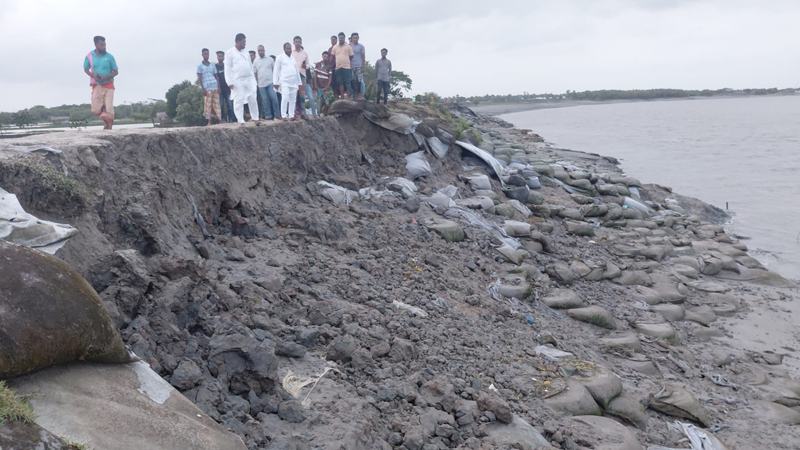 সাতক্ষীরা উপকূলের ৬৮৩ কিলোমিটার বে‌ড়িবাঁধের বিভিন্ন অংশে ফাটল ও ধস ভাঙন আতঙ্কে লাখো মানুষ